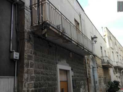 Poco oltre dall'altro lato sorge il palazzo del primo ramo della famiglia Capitaneo. Fondatore del ramo modugnese della dinastia fu Guarino Capitaneo, che giunse a Modugno al seguito della duchessa Isabella d'Aragona